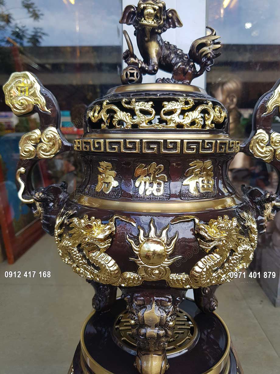 Chữ Phúc - Lộc - Thọ được chạm khắc theo tiếng Hán, bên ngoài dát vàng 9999 vô cùng sang trọng